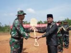 TMMF Seluma Plt Gubernur Bengkulu, Rosjonsyah membuka TMMD ke-122 Kodim 0425 Seluma Bengkulu ditandai penyerahan alat kerja berupa skop kepada anggota TNI Kodim 0425 setempat, Rabu 2 Oktober 2024.(Foto-Humas Pemprov Bengkulu)