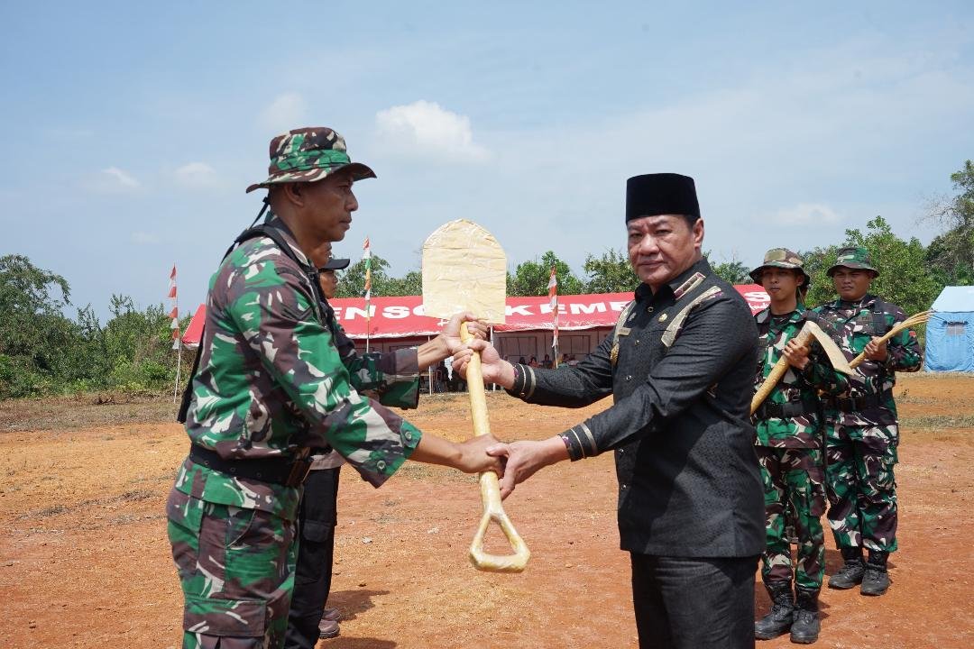 TMMF Seluma Plt Gubernur Bengkulu, Rosjonsyah membuka TMMD ke-122 Kodim 0425 Seluma Bengkulu ditandai penyerahan alat kerja berupa skop kepada anggota TNI Kodim 0425 setempat, Rabu 2 Oktober 2024.(Foto-Humas Pemprov Bengkulu)