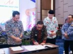 Bupati Kepahiang Hidayatullah dan Plt Bupati Bengkulu Selatan, Sisardi menandatangani MoU dengan Kementerian PUPR kometmen mendukung pembagunan fasilitas air bersih dan MCK, Rabu 2 Oktober 2024.(Foto-Humas Pemprov Bengkulu)