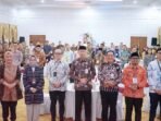 Sekda Provinsi Bengkulu, Isnan Fajri foto bersama pejabat Kemendagri dan beberapa Kepala OPD usai pembukaan sosialisasi pengeloaan keuangan daerah di Balai Raya Semarak, Bengkulu, Kamis 3 Oktober 2024.(Foto-Humas Pemprov Bengkulu)