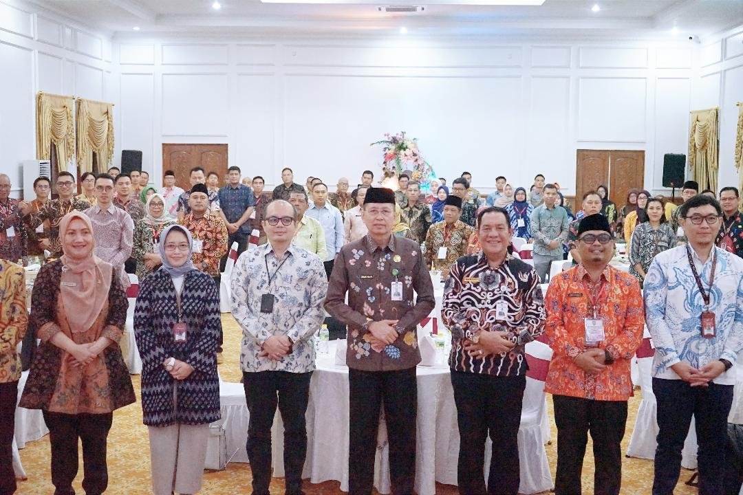 Sosialisasi Keuangn Daerah Sekda Provinsi Bengkulu, Isnan Fajri foto bersama pejabat Kemendagri dan beberapa Kepala OPD usai pembukaan sosialisasi pengeloaan keuangan daerah di Balai Raya Semarak, Bengkulu, Kamis 3 Oktober 2024.(Foto-Humas Pemprov Bengkulu)