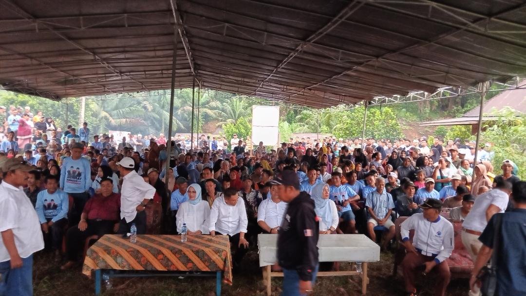 Kampanye Bang Haji Kampanye tatap muka paslon Rachmat Riyanto-Tarmizi di Desa Sekayun Mudik, di Kecamatan Bang Haji meski hujan lebat disertai badai peter, masyarakat pendukung paslon nomor urut satu ini tetap memadati tenda dan tidak berajak sampai kampanye berakhir, Jumat 4 Oktober 2024.(Foto-Harapanbaru-Usmin)