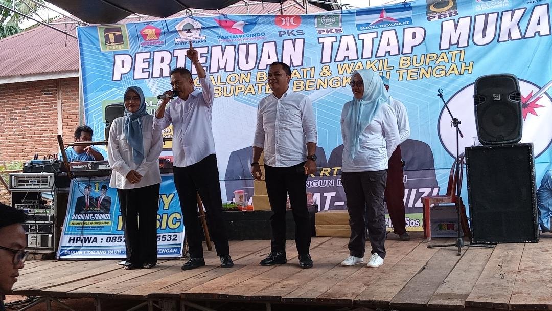 Kampanye Pilkada Paslon bupati dan wakil bupati Bengkulu Tengah, Rachmat-Tarmizi saat menggelar kampanye terbuka di Kecamatan Pondok Kelapa, Selasa 1 Oktober 2024.(Foto Harapanbaru-Usmin)
