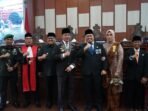 Ketua DPRD Kota Plt Gubernur Bengkulu, Rosjonsyah, dan Pj Wali Kota Bengkulu, Arief Gunadi foto bersama usai melantik Hermanto sebagai Ketua DPRD Kota Bengkulu masa bakti 2024-2029, Senin 7 Oktober 2024.(Foto-Humas Pemprov Bengkulu)