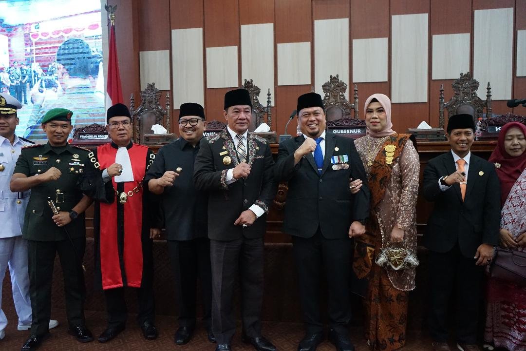 Ketua DPRD Kota Plt Gubernur Bengkulu, Rosjonsyah, dan Pj Wali Kota Bengkulu, Arief Gunadi foto bersama usai melantik Hermanto sebagai Ketua DPRD Kota Bengkulu masa bakti 2024-2029, Senin 7 Oktober 2024.(Foto-Humas Pemprov Bengkulu)