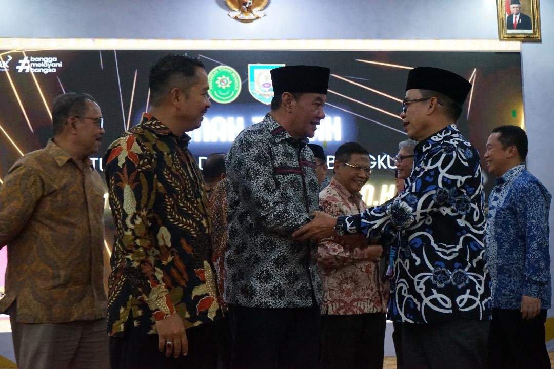 Ketua PT Bengkulu Plt Gubernur Bengkulu, Rosjonsyah menghadiri pisah sambut Ketua Pengadilan Tinggi dari pejabat lama Humantan Pane kepada pejabat baru Lilik Mulyadi, di Balai Raya Semarak Bengkulu, Senin 7 Oktober 2024.(Foto-Humas Pemprov Bengkulu)
