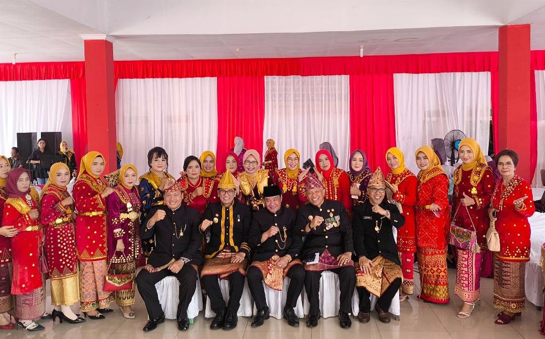 Plt Gubernur Bengkulu, Rosjonsyah foto bersama saat menghadiri HUT Kota Arga Makmur ke-48 tahun 2024, Selasa 8 Oktober 2024.(Foto-Humas Pemprov Bengkulu)