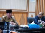 Plt Gubernur Bengkulu, Rosjonsyah dan Ketua PERSI Bengkulu, Abdi Setia Kusuma bahas pelayanan rumah sakit di Bengkulu, Selasa 8 Oktober 2024.(Foto-Humas Pemprov Bengkulu)