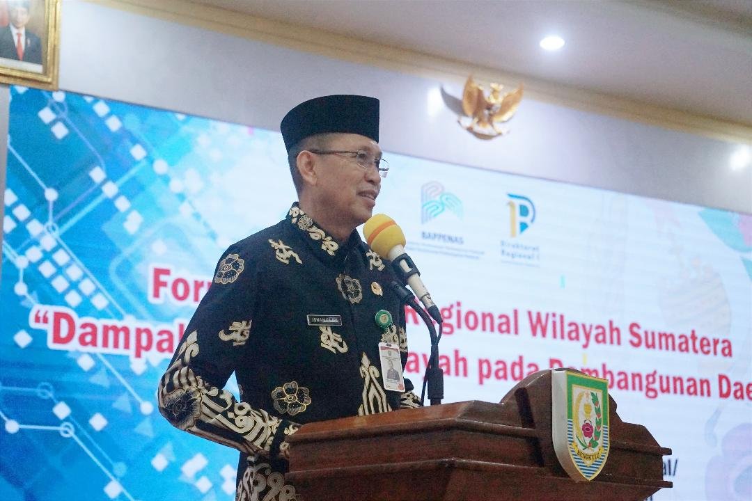 Sekda Isnan Fajri Sekda Provinsi Bengkulu, Isnan Fajri saat memberikan sambutan pada acara Forum Ekonomi Regional yang dilaksanakan di Balai Raya Semarak Bengkulu, Kamis 10 Oktober 2024.(Foto-Humas Pemprov Bengkulu)