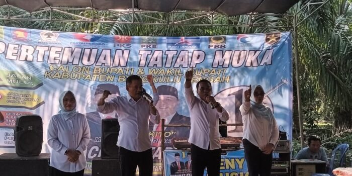 Paslon bupati dan wakil bupati Benteng, Rachmat Riyanto-Tarmizi saat menyampaikan orasi politik ketika kampanye tatap muka di Kecematan Pematang Tiga.(Foto-Harapan baru-Usmin)