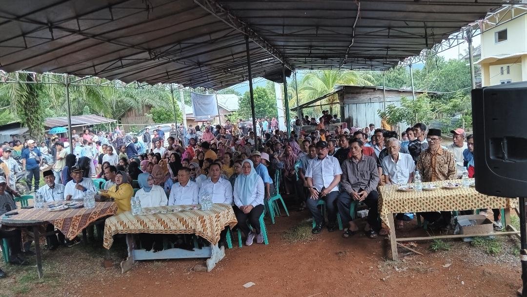 Kampanye tertatap muka paslon Rachmat-Tarmizi di Desa Niur, Kecamatan Semidang Lagan berlangsung meriah meski diguyur lebat, Jumat 11 Oktober 2024.(Foto-foto Harapanbaru-Usmin)