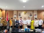 Sekda Isnan Fajri foto bersama para investor tiga negera, yakni RRT, Italia dan Singapura datang ke Bengkulu untuk menjajaki investasi di berbagai bidang usaha di daerah ini, Jumat 11 Oktober 2024.(Foto-Humas Pemprov Bengkulu)