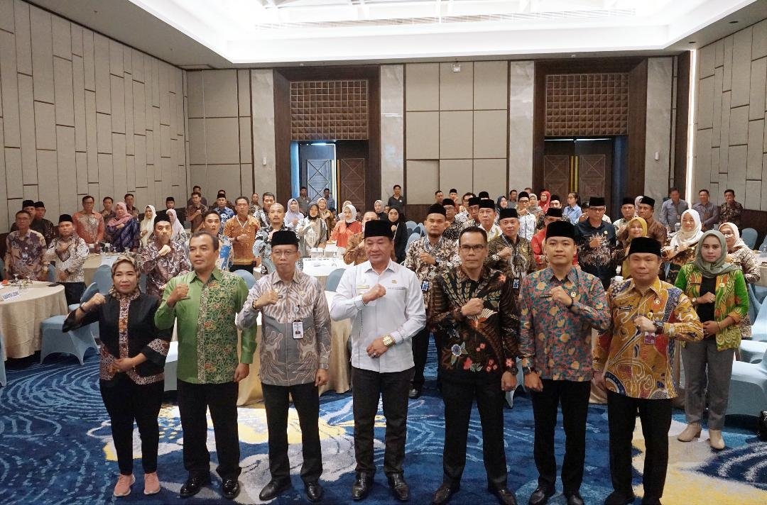Plt Gubernur Bengkulu, Rosjonsyah tutup orientasi anggota DPRD kabupaten hasil pileg 2024, Jumat 11 Oktober 2024.(Foto-Humas Pemprov Bengkulu)