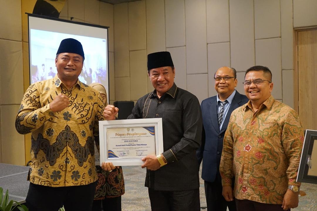 Plt Gubernur Bengkulu, Rosjonsyah serahkan piagam penghargaan dari PERSI kepada Direktur RSUD Yunus Bengkulu, Sabtu 12 Oktober 2024.(Foto-Humas Pemprov Bengkulu)