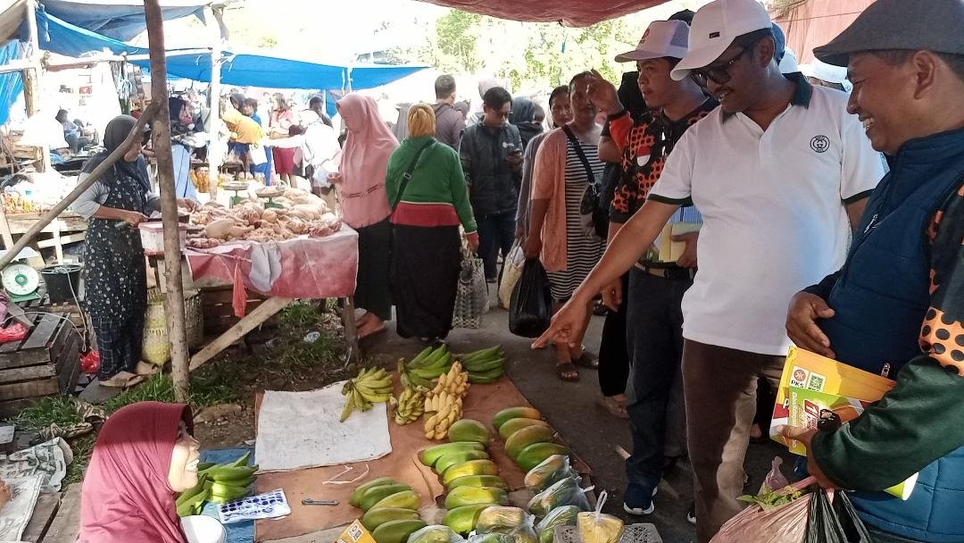 Calon Wali Kota Bengkulu, Sukatno dan tim pemenanganya melakukan kampanye blusukan ke pasar TPI Pulau Baai, Kota Bengkulu guna mendapatkan dukungan dari pedagang dan pembeli di pasar tersebut, Minggu 13 Oktober 2024.(Foto-Istimewa)