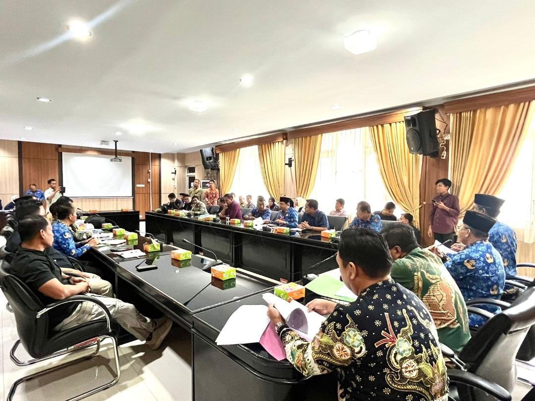 Asisten II Pemprov Bengkulu, Raden Ahmad Deny pimpin rapat penyelesian sengketa Agraria antara masyarakat Bengkulu Utara dan Mukomuko dengan PT BRS, Kamis 17 Oktober 2024.(Foto-Humas Pemprov Bengkulu)