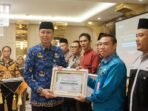 Rakorda BPS Sekda Bengkulu, Isnan Fajri menerima piagam dari pejabat BPS Pusat usai membuka rakorda sensus pertanian 2024, Kamis 17 Oktober 2024.(Foto-Humas Pemprov Bengkulu)