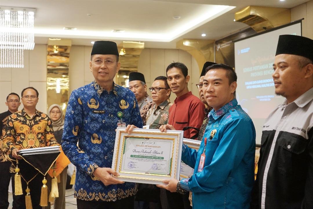 Sekda Bengkulu, Isnan Fajri menerima piagam dari pejabat BPS Pusat usai membuka rakorda sensus pertanian 2024, Kamis 17 Oktober 2024.(Foto-Humas Pemprov Bengkulu)
