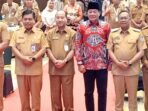 Rakor Ke,mendagri Plt Gubernur Bengkulu, Rosjonsyah foto bersama pejabat Kemendagri pada acara Rakornas LSM terkait perkuat Pamong Desa menuju Indonesia Emas di Jakarta, Selasa 15 Oktober 2024.(Foto-Humas Pemprov Bengkulu)