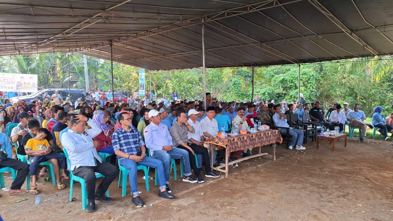 Kampanye terbuka paslon bupati dan wakil bupati Benteng, Rachmat-Tarmizi di Desa Punguk Tupak, Kecamatan Merigi Kelindang berlangsung meriah dan dihadiri ratusan masyarakat, simpatisan dan tim pemenangan, Selasa 15 Oktober 2024.(Foto-Dokumentasi)