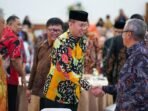 Sim;posium nasional Sekda Provinsi Bengkulu, Isnan Fajri saat menghadiri acara makam lama bersama peserta simposium nasional akutansi (SNA) tahun 2024 di Balai Raya Semarak Bengkulu, Selasa 15 Oktober 2024.(Foto-Humas Pemprov Bengkulu)