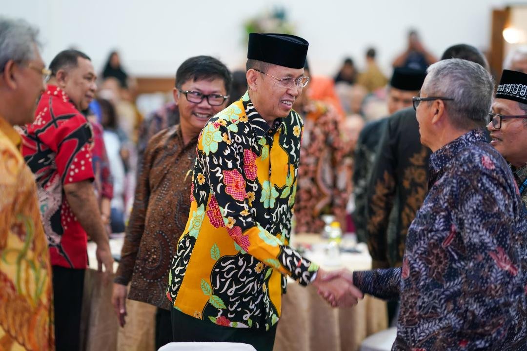 Sim;posium nasional Sekda Provinsi Bengkulu, Isnan Fajri saat menghadiri acara makam lama bersama peserta simposium nasional akutansi (SNA) tahun 2024 di Balai Raya Semarak Bengkulu, Selasa 15 Oktober 2024.(Foto-Humas Pemprov Bengkulu)