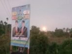 Pemasangan baleho baru paslon bupati dan wakil bupati Benteng, Rachmat-Tarmizi pengganti beleho yang dirusak oknum masyarakat tidak bertanggungjawab di wilayah Kecamatan Talang Empat, Kamis 17 Oktober (Foto-Dokumentasi)