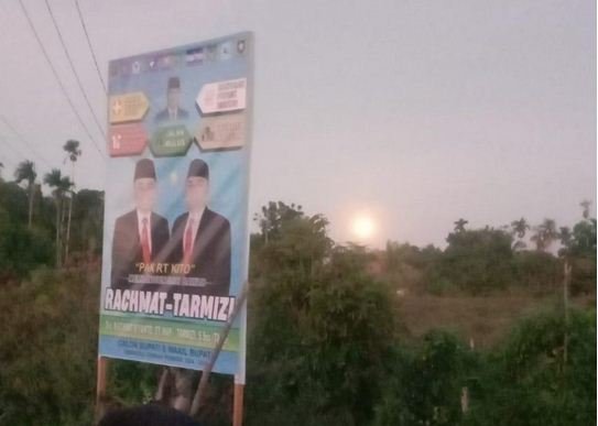 Pemasangan baleho baru paslon bupati dan wakil bupati Benteng, Rachmat-Tarmizi pengganti beleho yang dirusak oknum masyarakat tidak bertanggungjawab di wilayah Kecamatan Talang Empat, Kamis 17 Oktober (Foto-Dokumentasi)