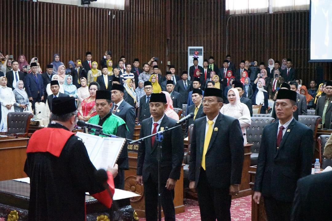 Unsur Pimpinan DPRD Provinsi Bengkulu, terdiri atas ketua dan tiga wakil ketua masa bakti 2024-2029 diambil sumpah dan janji, Senin 21 Oktober 2024.(Foto-Humas Pemprov Bengkulu)