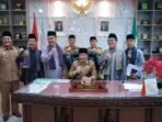 Plt Gubernur Bengkulu, Rosjosnya foto bersama pengurus BMA Bengkulu, usai membahas pemberian penghargaan kepada putra daerah berprestasi, Senin 21 Oktober 2024.(Foto-Humas Pemprov Bengkulu)