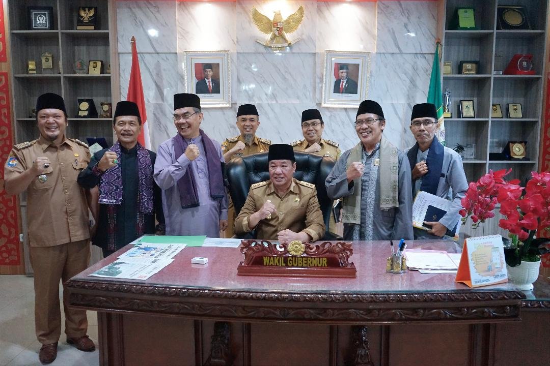 Plt Gubernur Bengkulu, Rosjosnya foto bersama pengurus BMA Bengkulu, usai membahas pemberian penghargaan kepada putra daerah berprestasi, Senin 21 Oktober 2024.(Foto-Humas Pemprov Bengkulu)