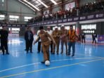 Kejuaraan Futasal SMA/SMK Plt Gubernur Bengkulu, Rosjosyah menendang bola saat membuka kejuaraan futsal tingkat SMA/SMK se-Bengkulu tahun 2024, Senin 21 Oktober 2024.(Foto-Humas Pemprov Bengkulu)