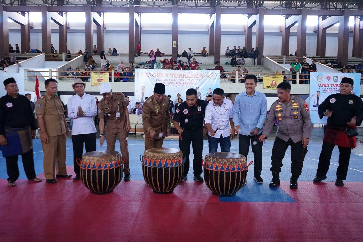 419 Plt Gubernur Bengkulu, Rosjonsyah didampingi Kepala Dispora Bengkulu, Eka Joni membuka kejuaraan Pencak Silat se-Sumatera tahun 2024, di GOR Sawah Lebar, Bengkulu, Senin 21 Oktober 2024.(Foto-Humas Pempprov Bengkulu)