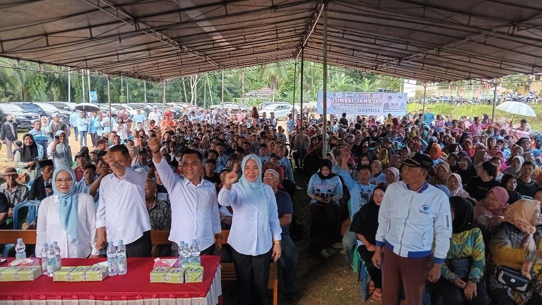 Kampanye Mergi Sakti Kampanye paslo bupati dan wabup Bengkulu Tengah, Rachmat Riyanto-Tarmizi di Desa Arga Indah 2, Kecamatan Merigi Sakti dihadiri sekitar 700 orang massa pendukung dari 13 desa yang ada di kecamatan tersebut, Selasa 22 Oktober 2024.(Foto-foto Harapanbaru-Usmin)
