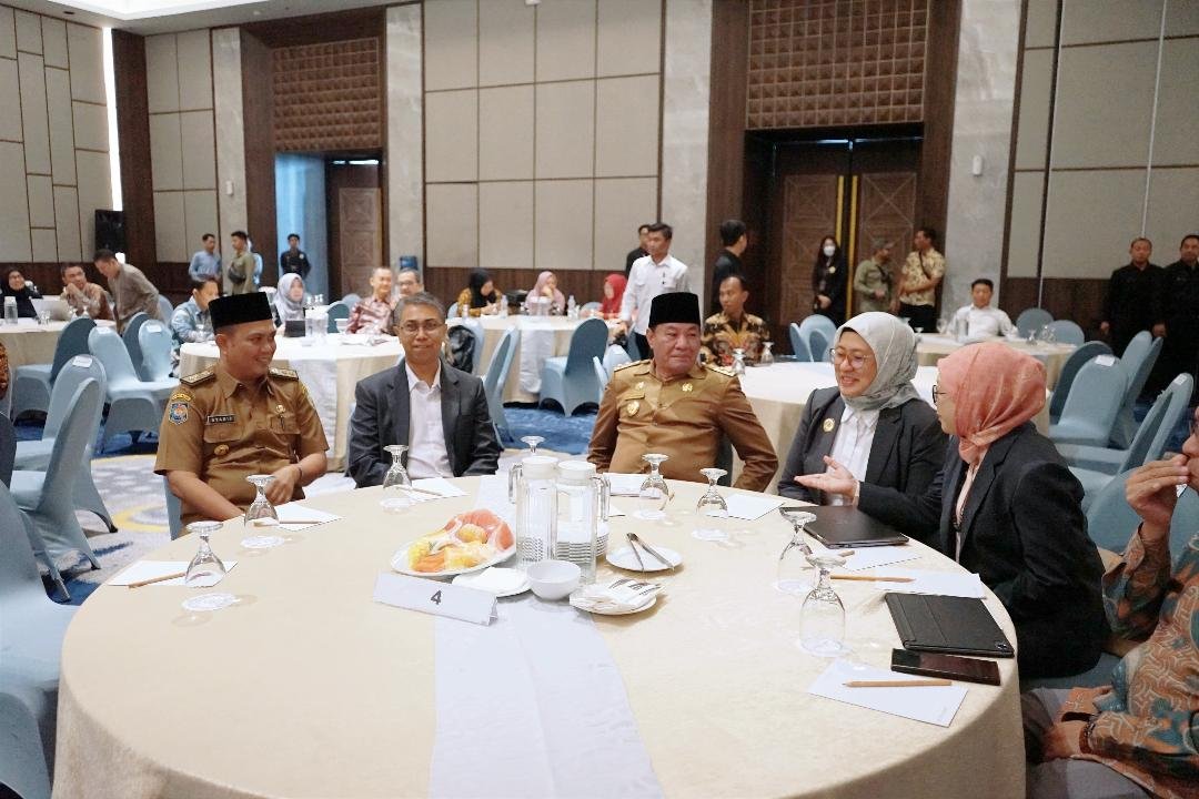 Plt Gubernur Bengkulu, Rosjonsyah dan Rektor Unib, Retno Eka Putri pada acara Focus Group Discussion (FGD) evaluasi Unib menjadi universitas berkelas dengan para pemangku kepentingan di Bengkulu, Selasa 22 Desember 2024.(Foto-Humas Pemprov Bengkulu)