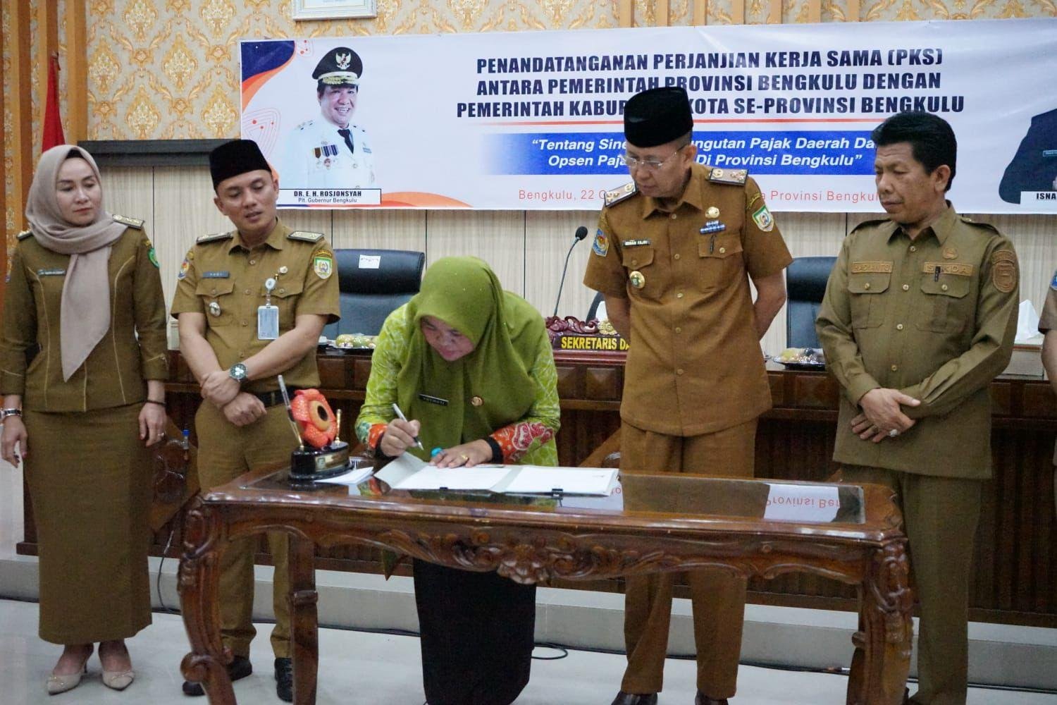 PKS Pajak Daerah Pemprov Bengkulu jalin kerja sama dengan pemkab dan pemkot di daerah ini dalam rangka peningkatan penerimaan pajak daerah alias PAD, Selasa 22 Oktober 2024.(Foto-Humas Pemprov Bengkulu)
