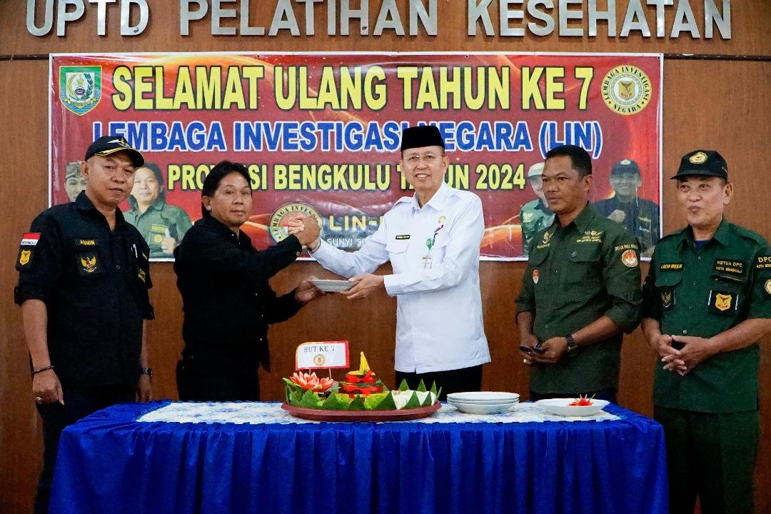 HUT LIN Bengkulu Sekda Bengkulu, Isnan Fajri serahkan nasi tumpang HUT ke-7 Lembaga Investigasi Negara (LIN) Bengkulu, Rabu 23 Oktober 2024.(Foto-Humas Pemprov Bengkulu)