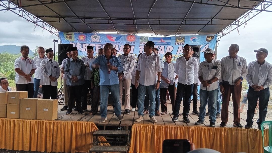 Politisi senior Partai Golkar, Muhammad Soleh tengah berorasi mengajak masyarakat Bengkulu Tengah memenangkan paslon Rachmat-Riyanto-Tarmizi pada pilkada 27 November 2024 saat kampanye di Desa Lubuk Sini, Kecamatan Tabah Penanjung, Kamis 24 Oktober 2024.(Fofo-foto Harapanbaru.news/Usmin)