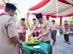 Plt Gubernur Bengkulu, Rosjonsyah memoting tumpeng pada pembukaan perkemahan ISC ke-29 UIN Fatmawati Bengkulu, Kamis 24 Oktober 2024.(Foto-Humas Pemprov Bengkulu)