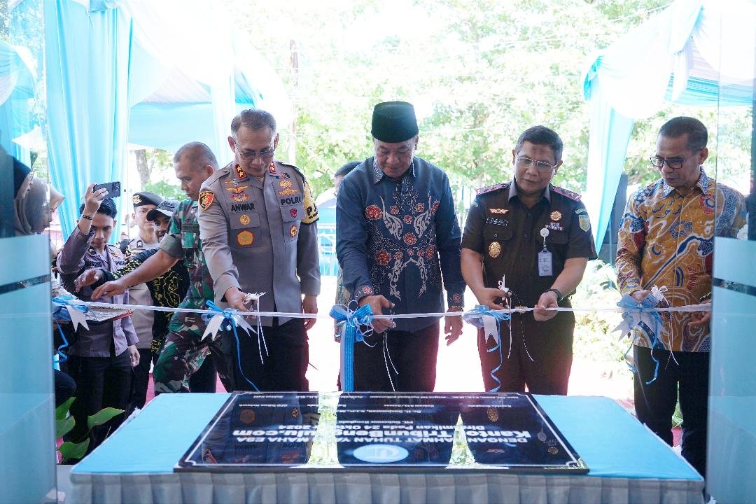 Resmikan Kantor Plt Gubernur Bengulu, Rosjinsyah didampingi pejabat dari Forkopimda setempat mereskimkan kantor Media Online Tribunbengkulu.com, Kamis 24 Oktober 2024.(Foto-Humas Pemprov Bengkulu)