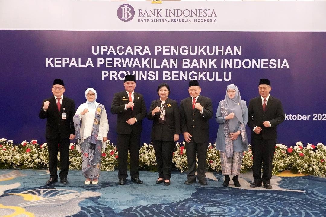 Kepala BI Bengkulu Plt Gubernur Bengkulu, Rosjonsyah foto bersama Deputi Bank Indonesia usai acara pengukuhan Kepala BI Perwakilan Bengkulu, Wahyu Yuwana Hidayat menggantikan Darjana yang memasuki purna tugas, Rabu 23 Oktober 2024.(Foto-Humas Pemprov Bengkulu)