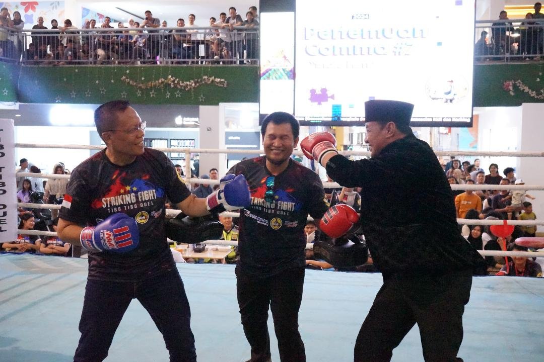 Ketua DPRD Provinsi Bengkulu, Sumardi dan Plt Gubernur Bengkulu, Rosjosnyah ketika membuka Festival Striking Fight Tibo-Tibo Duel di Bengkulu, 25 Oktober 2024.(Foto-Humas Pemprov Bengkulu)