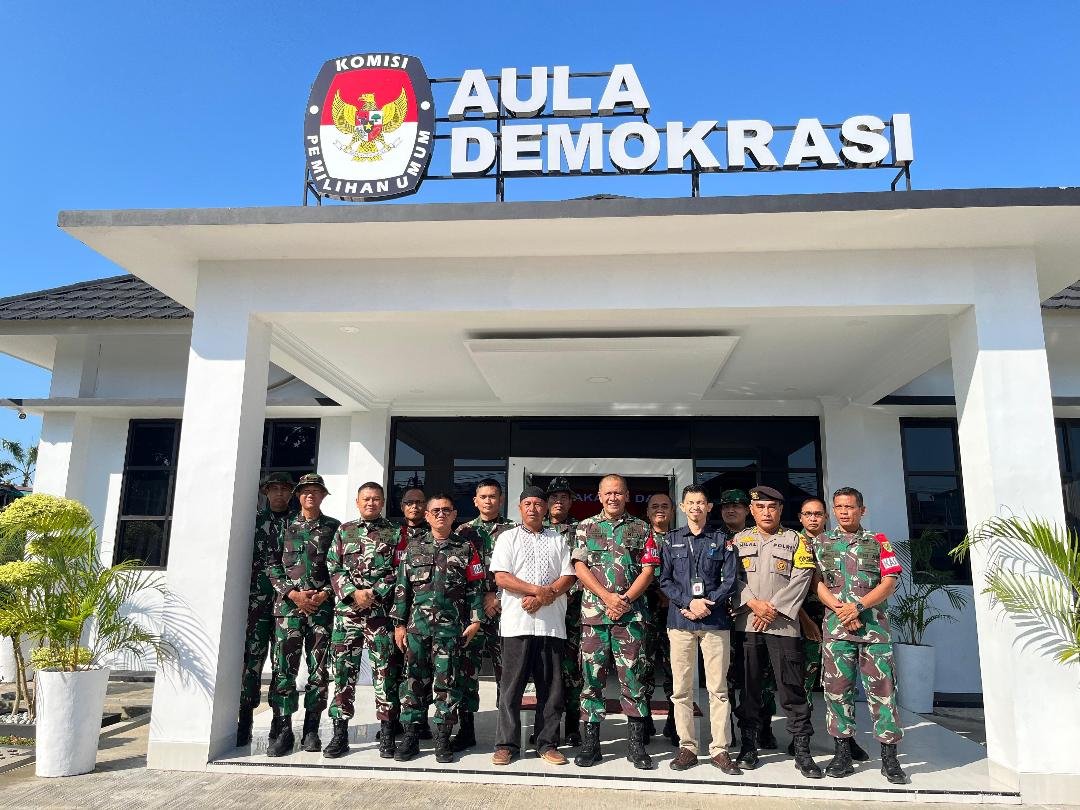 Aparat Penegak Hukum (APH), dan anggota KPU Bengkulu foto bersama pada acara simulasi pilgub Bengkulu damai, Minggu 27 Oktober 2024.(Foto-Humas Pemprov Bengkulu)