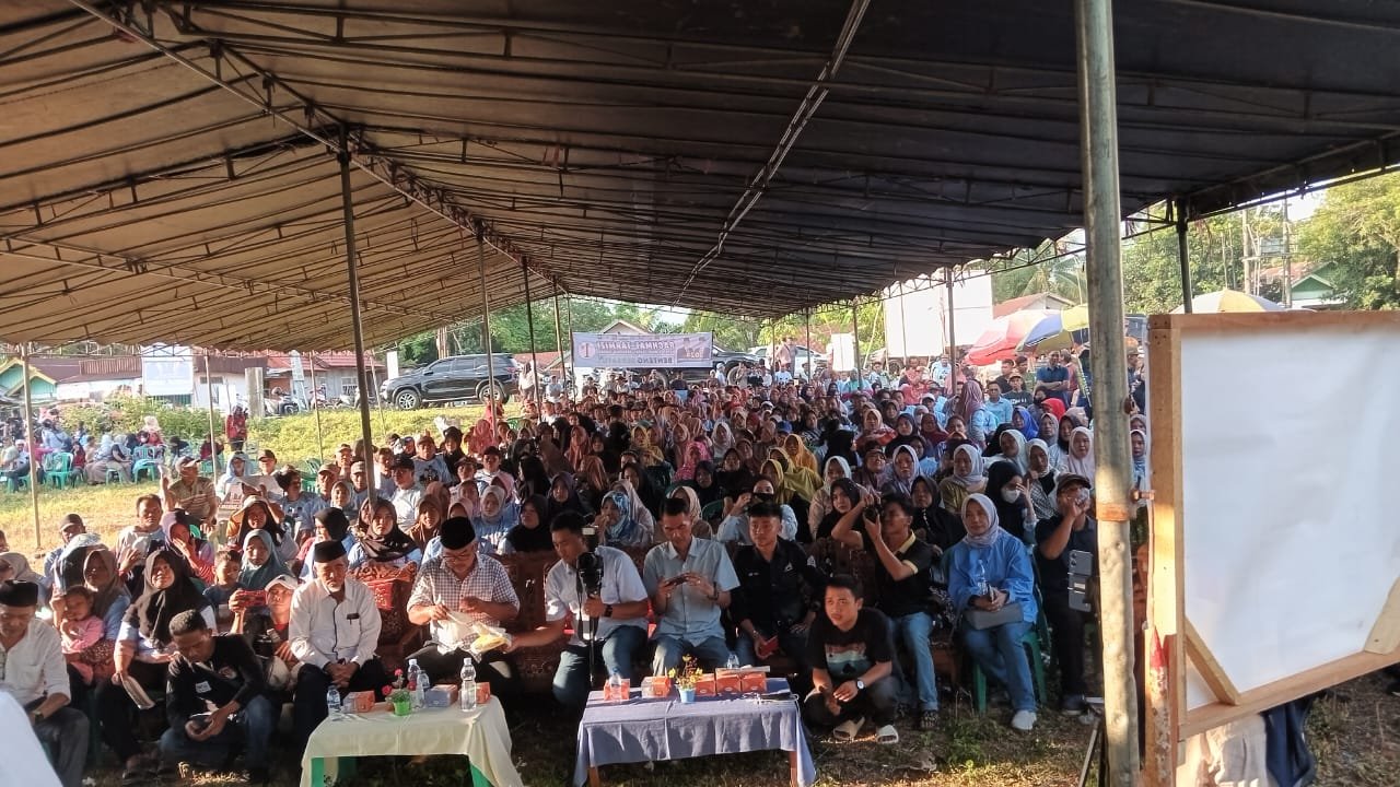 Kampanye terbuka akbar paslon bupati dan wakil bupati Bengkulu Tengah (Benteng) Rachmat Riyanto-Tarmizi di Desu a Durian Demang, Kecamatan Karang Tinggi, dihadiri ribuan massa pendukung, Selasa 29 Oktober 2024.(Foto-foto hatapanbarunews.com-Usmin)