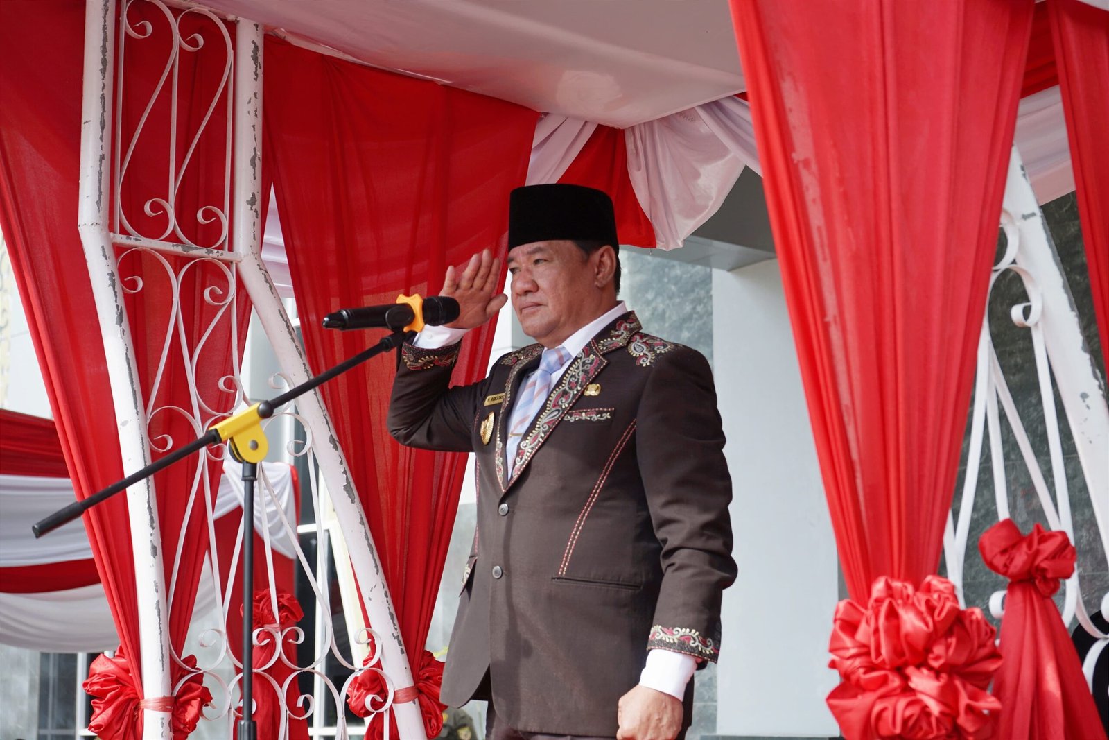 Pelaksana Tugas Gubernur Bengkulu, Rosjonsyah saat menjadi inspektur upacara pada peringatan hari kesatian pancasila di Lapangan Kantor Gubernur Bengkulu