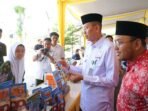Sekda Provinsi Bengkulu Isnan Fajri saat menyaksikan hasil inovasi peserta Lomba KETUPEK 2024 di Ula Bappeda Provinsi Bengkulu