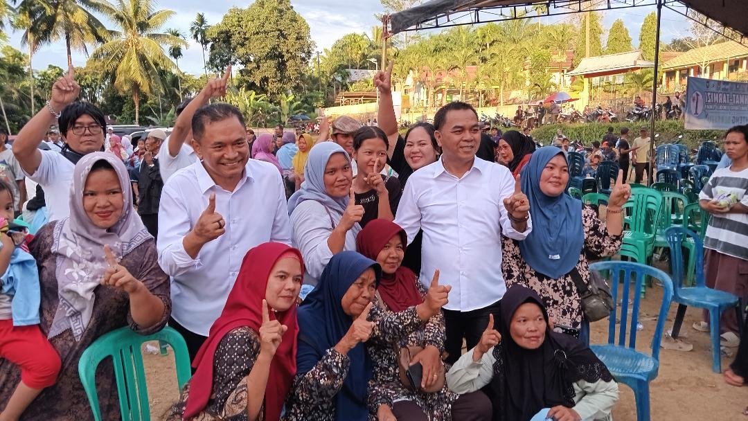 Paslon Rchmat-Tarmizi Paslon Bupati dan Wakil Bupati Bengkulu Tengah, Rachmat-Riyanto foto bersama dengan para pendukung usai menggelar kampanye terbuka disalah satu kecamatan di Benteng.(Foto Harapanbaru.news/Usmin)