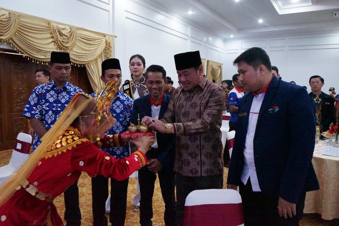 Plt Gubernur Bengkulu, Rosjonsyah disambut tari sekapur sirih saat membuka Musda III IPITU DPD Bengkulu, di Balai Raya Semarak Bengkulu, Minggu 3 November 2024.(Foto-Humas Pemprov Bengkulu)