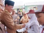 512 Plt Gubernur Bengkulu, Rosjonsyah disaksikan Kapolda Bengkulu, Irjen Pol Anwar menyerahkan nasi kepada siswa SDN 89 pada acara makan siang bersama di Markas Mbrimob Polda Bengkulu, Senin 4 November 2024.(Foto-Humas Pemprov Bengkulu)