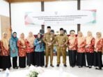 Sekda Provinsi Bengkulu, Isnan Fajri foto bersama usai membuka kegiatan literasi digital dalam upaya menangkal berita hoax di media sosial, Senin 4 November 2024.(Foto-Humas Pemprov Bengkulu)